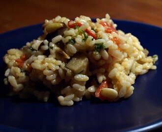 Risotto med aubergine, tomat och pinjenötter