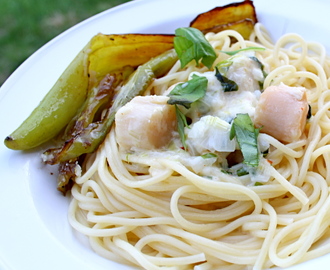 Pasta med vermouthgräddiga kammusslor och smörstekta carlipaprikor