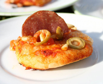 Minipizzor med mozzarella och salamichips
