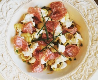 Varm pastasallad med salami och mozzarella