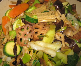 Kinesisk grönsaksgryta med fem kryddor, stjärnanis och svartbönsås
