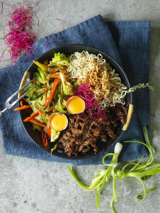 Smakrik bowl med lövbiff, grönsaker och nudlar