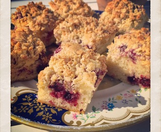 BJÖRNBÄRSKAKA MED KARDEMUMMA TOPPAD MED MANDELMASSECRUMBLE