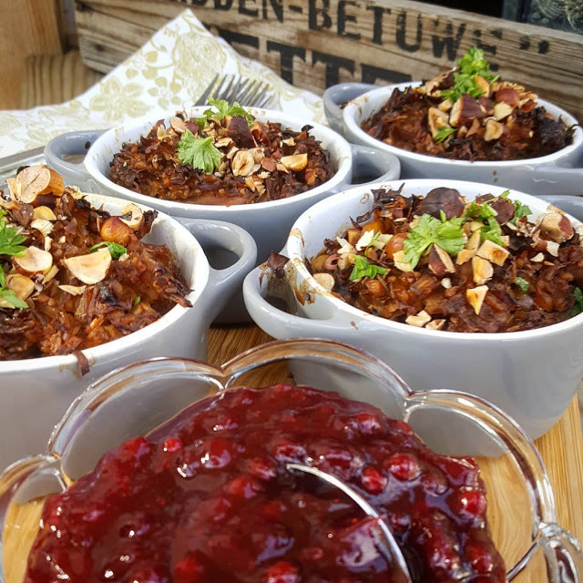 Kålpudding med äpple och hasselnötter