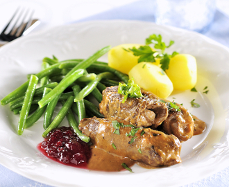 Lövbiffsrulader med äpple och plommon