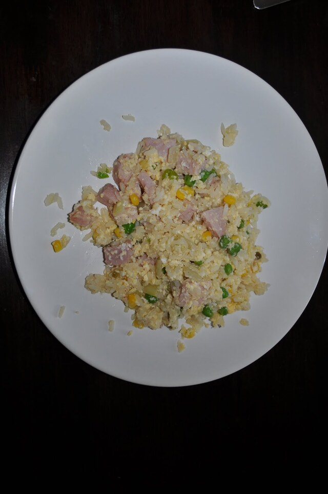 Stekt ris med kassler, salladsgrönsaker och ägg (2 personer)