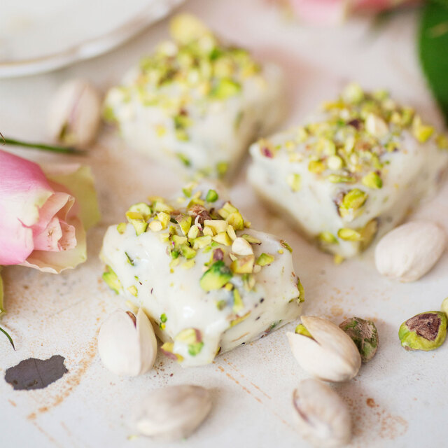 Fudge med vit choklad, lime och pistagenötter