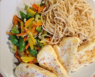 Stekt halloumi med bönpasta och wokgrönsaker