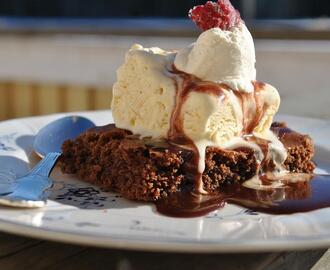 Brownie med vaniljglass och chokladsås