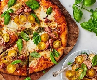 Pizza med pesto, mozzarella, salsiccia och tomatsallad