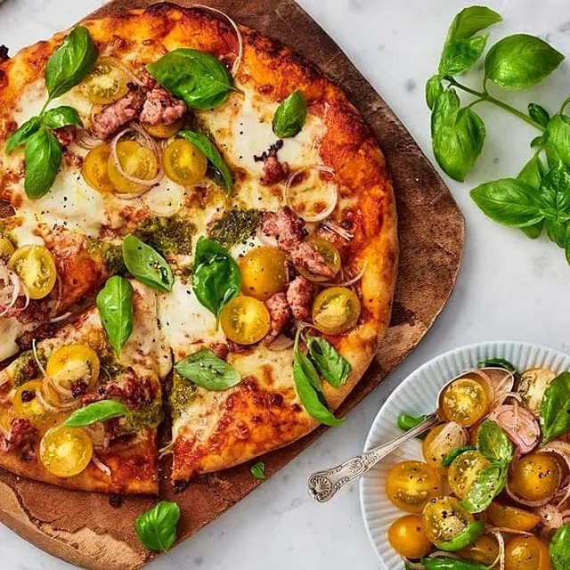 Pizza med pesto, mozzarella, salsiccia och tomatsallad