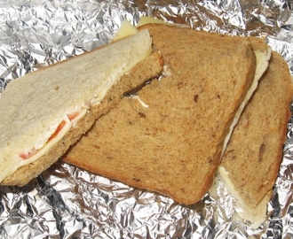 vegetarisk picknickmacka med två sorters ost, purjolök och tomat