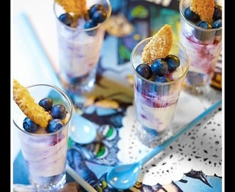 Vit chokladmousse med blueberry swirl