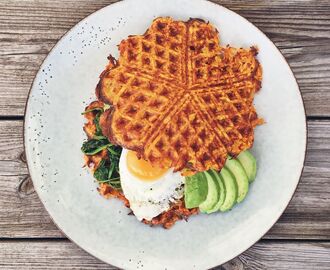 Sötpotatisvåffla med spenat, avokado och stekt ägg