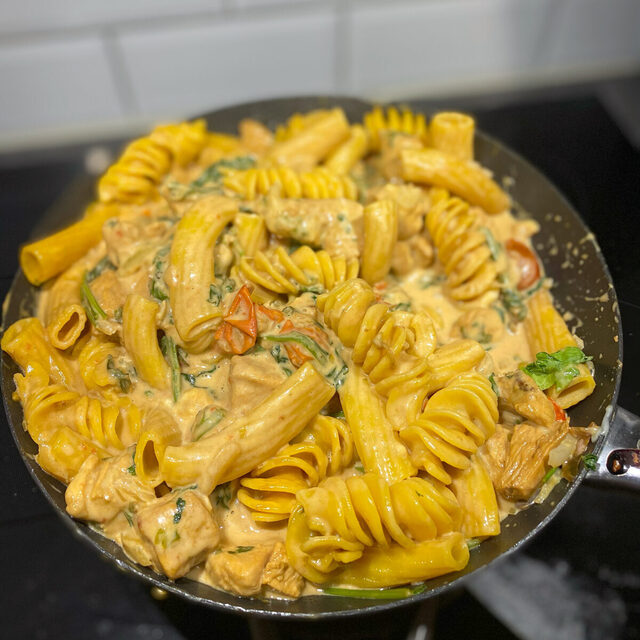 Kycklingpasta med vitt vin, tomater mozzarella, och cheddarost