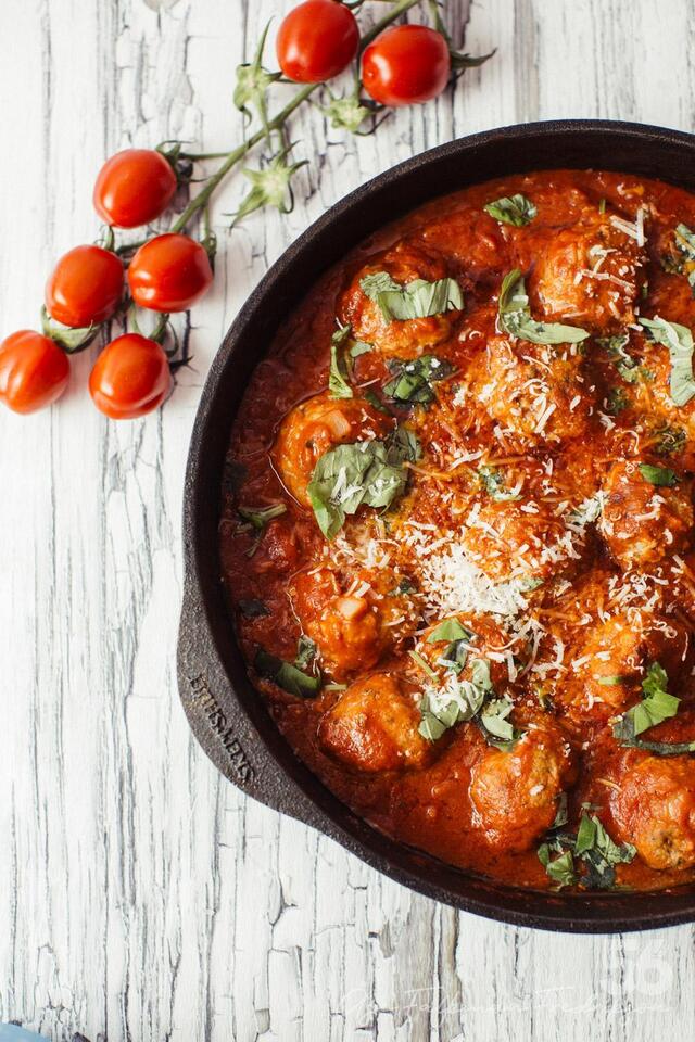 Kycklingfrikadeller i mustig tomatsås