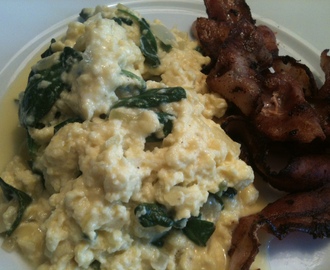 LCHF-frukost ägg, spenat och bacon