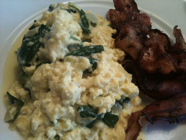 LCHF-frukost ägg, spenat och bacon