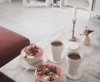 Livet är att kicka dagen med en bra vän och varsin smoothiebowl