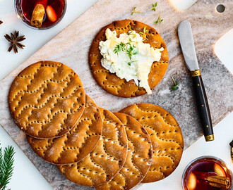 Pepparkaksknäcke med syrlig ost – och äppelröra