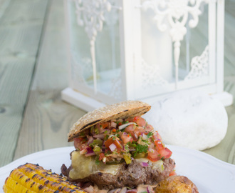 Cheeseburgare med bacon, bbq-majo och pico de gallo