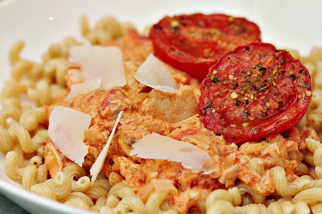 Röd tonfisksås med chili till pasta med ugnsrostade tomater