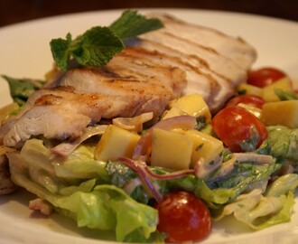 Grillad kycklingfilé, sallad med mango och mynta samt jornötsdressing