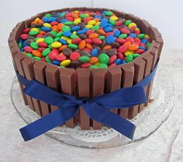 Devil´s chocolate cake med Kit Kat och M&M
