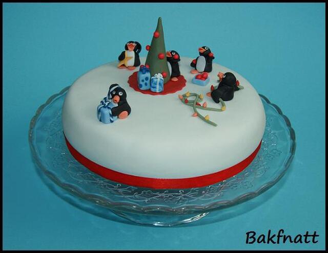 Tårta med julfirande pingufamilj