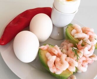 Blødkogte æg, med rejer, cremet avocado og rød snackpeber - Nem favorit | Opskrift i 2020 | Avocado, Rejer, Low carb