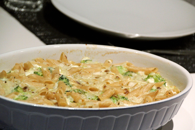 Pastagratäng med broccoli och fetaost