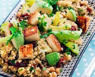 Örtig bulgursallad med halloumi och soltorkad tomat