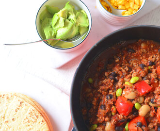 Mera vego – chili con quorn med avokado, gräddfil och tortilla