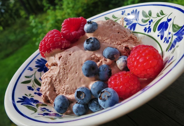 Chokladglass toppad med årets första skörd av amerikanska blåbär