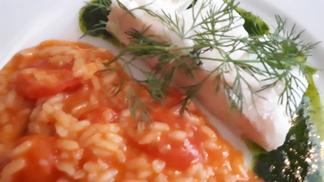 Ångkokt hälleflundra med tomatrisotto och örtbuljong