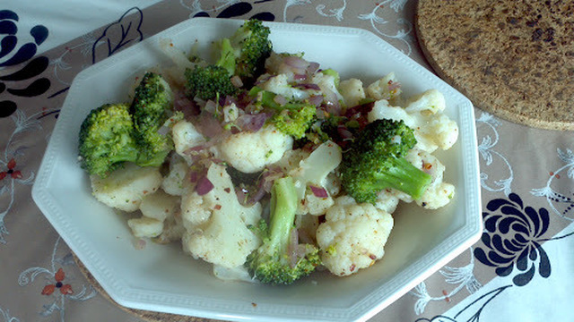 Broccoli och Blomkål wokade i sichuanpepparsalt och chilipulver