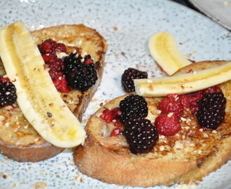 French toast med massa nötter och bär – God morgon!