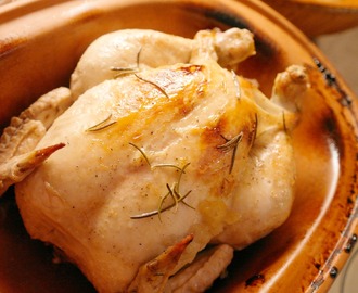 Hel kyckling med äpple i lergryta