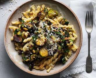 Pasta med brysselkål, brynt smör och olivgremolata