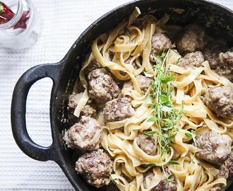 One-pot pasta med köttbullar i gräddsås