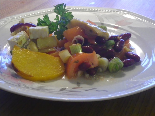 Ugnsrostade rot och grönsaker med fetaost och kronärtssallad.