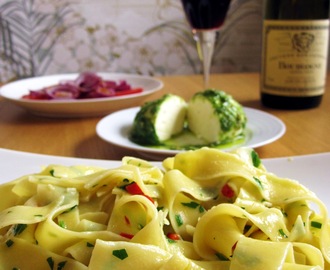 Pasta con aglio, olio e peperoncini & pestodressad mozzarella