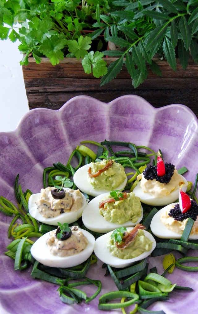 Ägghalvor med fyllning av oliv, avokado eller lax