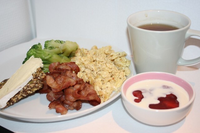 Klassisk frukost med bacon och äggröra! God morgon!