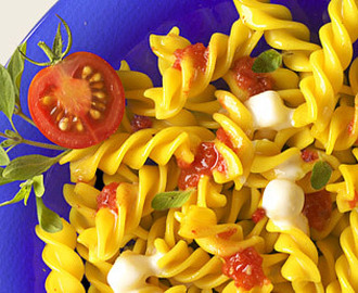 Fusilli med caciotta och basilika