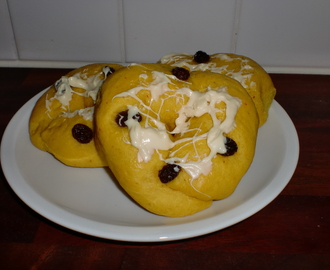 Monicas lussebullar med smält choklad och kardemumma