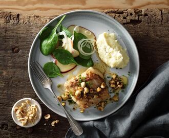 Smörstekt torsk med japansk soja och rostade hasselnötter