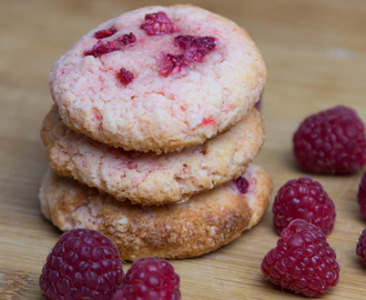 Raspberry White Chocolate Protein Cookies - Fitnessguru