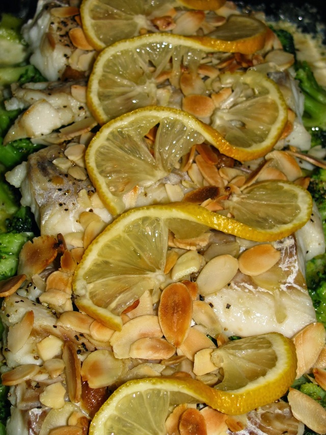 Gräddig fiskgratäng med mandel och broccoli