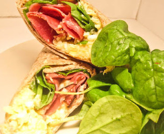 Wrap med ägg och bacon. Frukost målet.